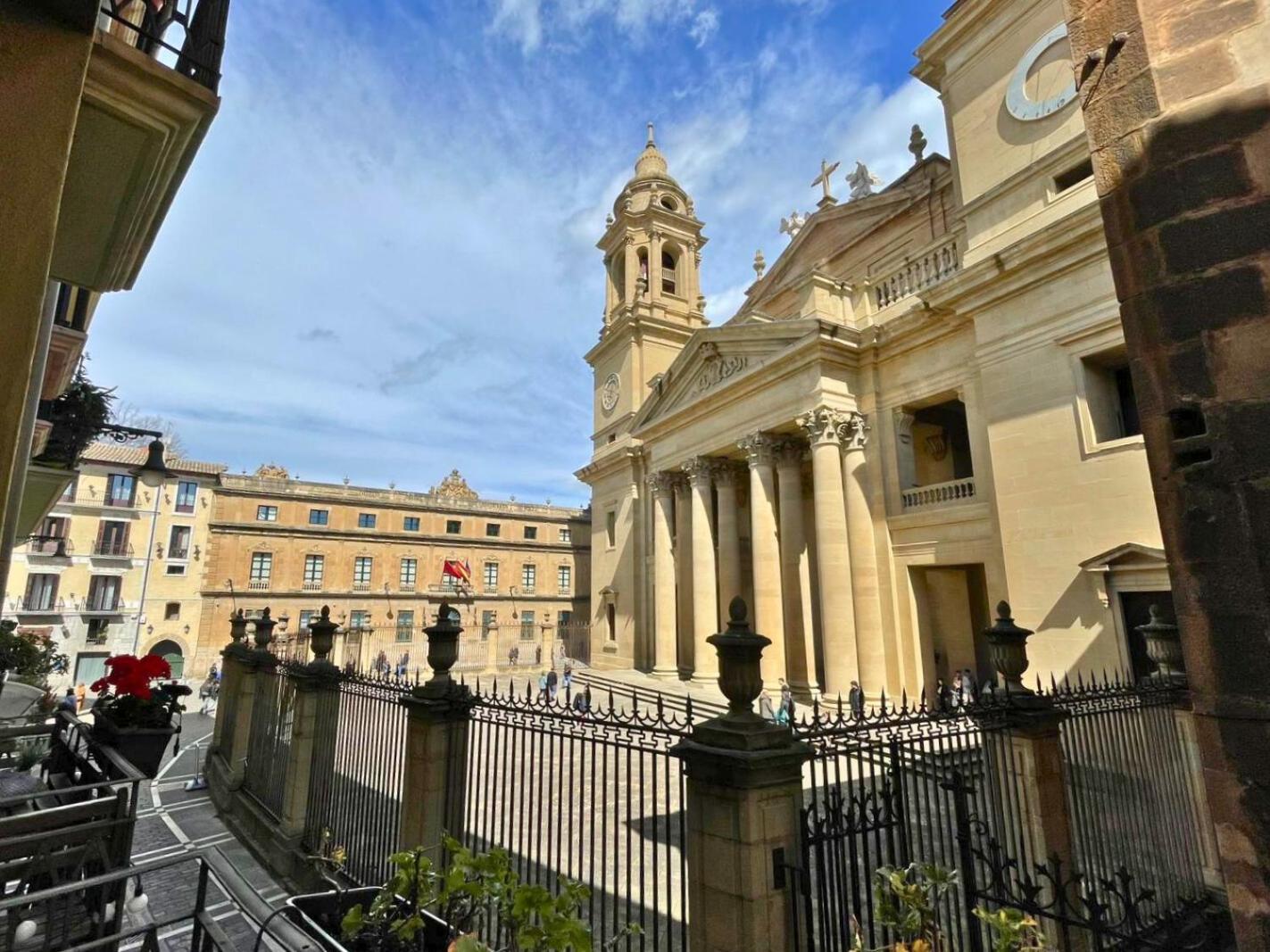 Top Apartment Frente A La Catedral Pamplona Eksteriør billede